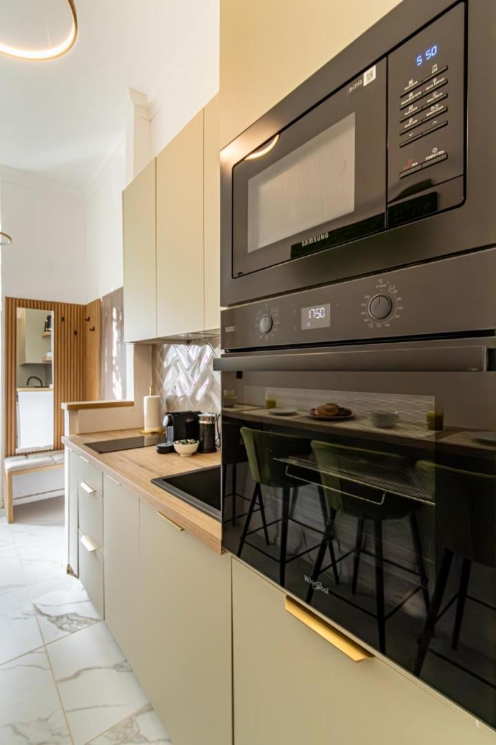 Oasis Apartment On The Broadway With Ac Будапеща Екстериор снимка