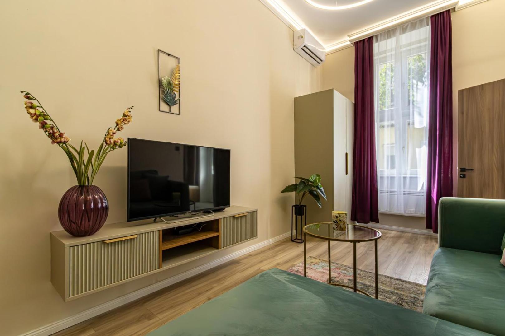 Oasis Apartment On The Broadway With Ac Будапеща Екстериор снимка