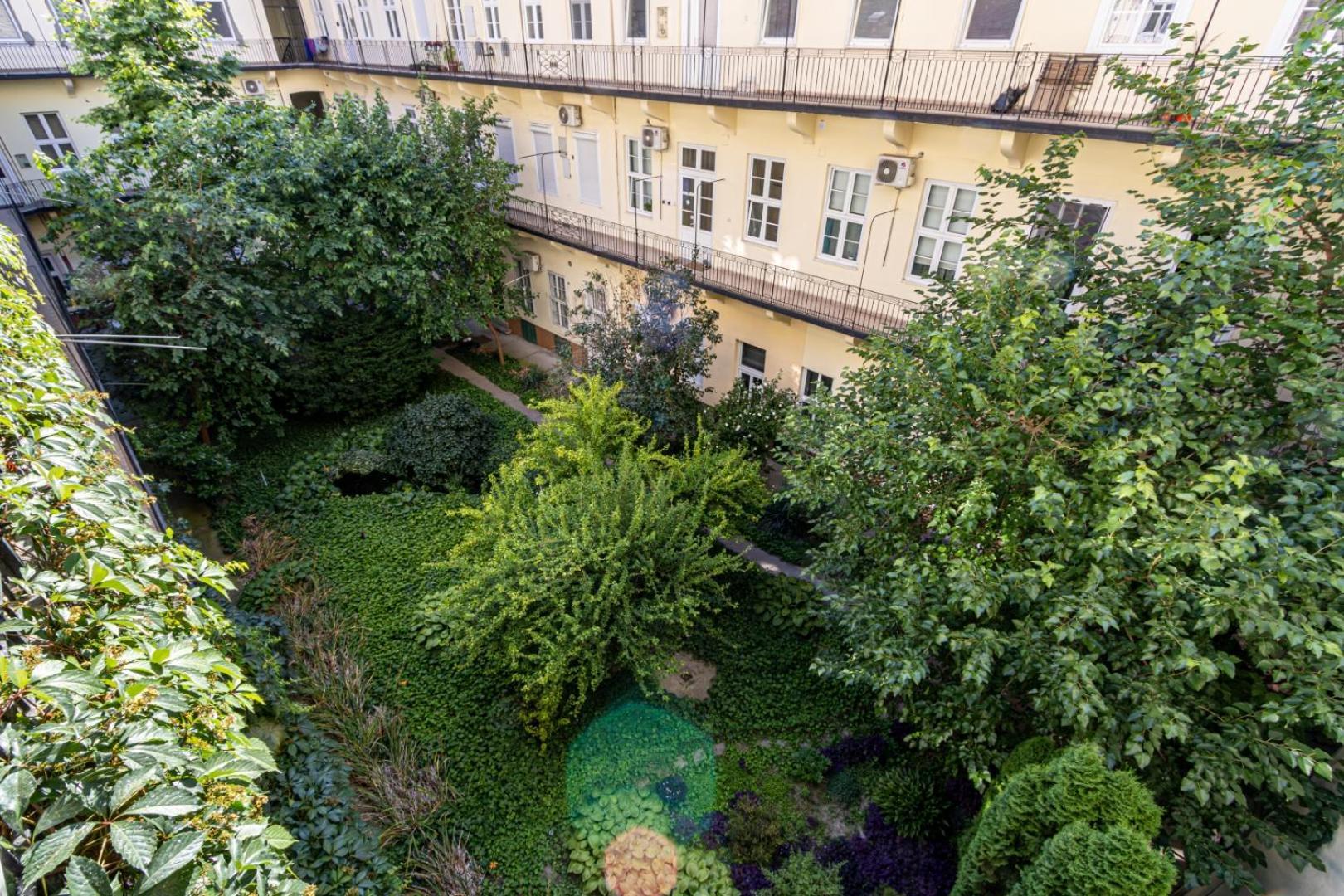 Oasis Apartment On The Broadway With Ac Будапеща Екстериор снимка