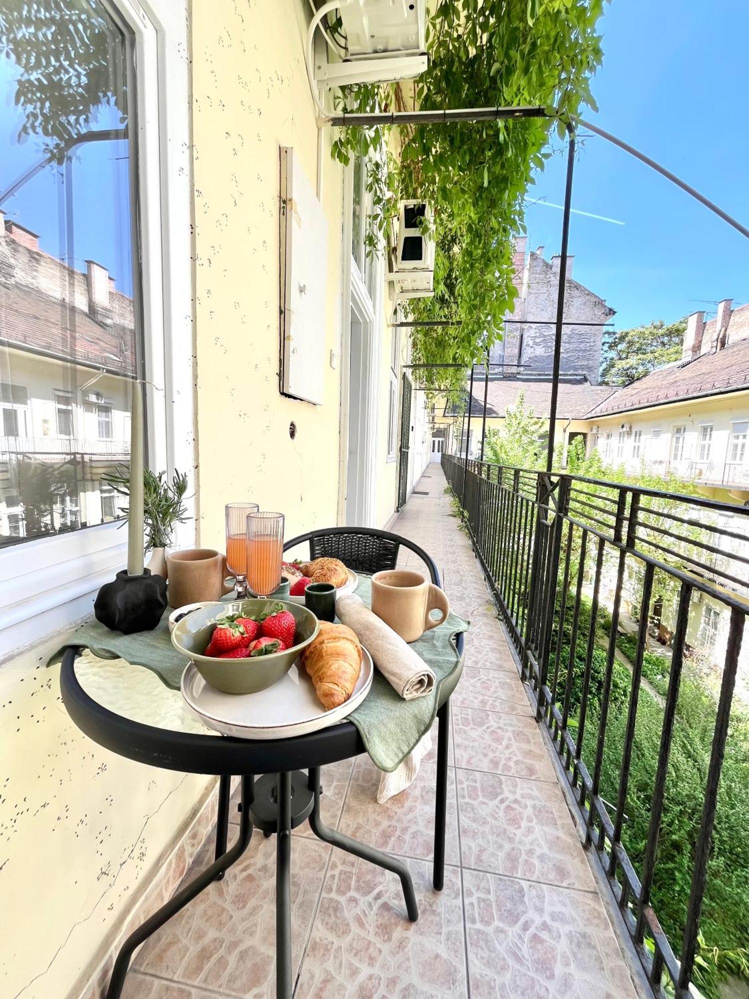 Oasis Apartment On The Broadway With Ac Будапеща Екстериор снимка